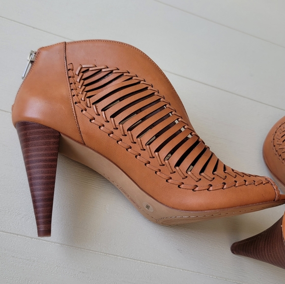 🆕️ Vince Camuto Brick Cutout Acha Leather Sandal - Picture 10 of 16